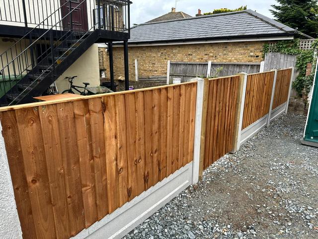 New closeboard fencing enclosing a gravelled rear yard behind a building